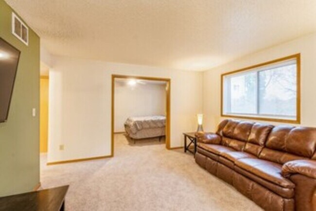 Building Photo - 808 Westwinds Dr