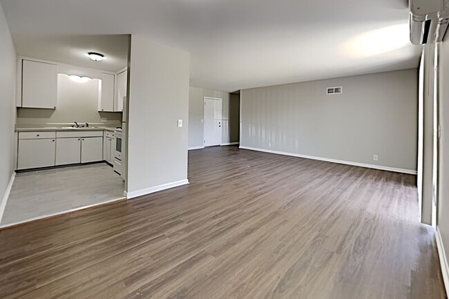 Building Photo - 550 E Bledsoe St