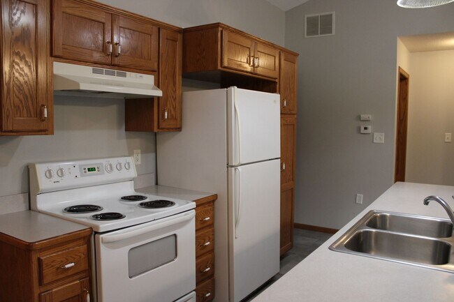 Building Photo - 4 bedroom one block from campus