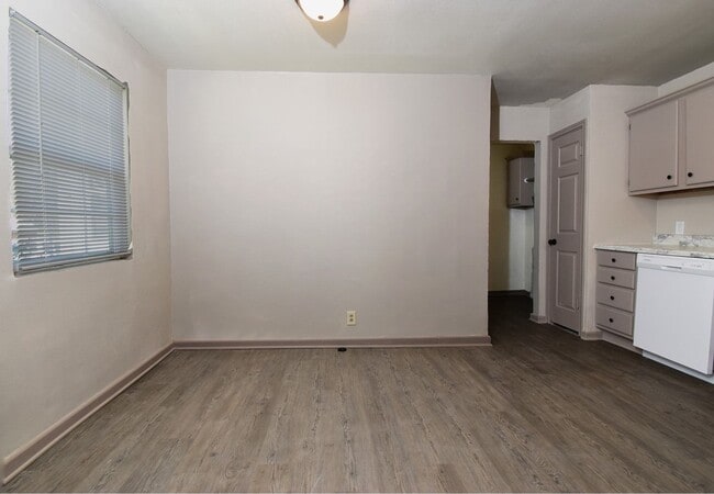 Building Photo - LORAINE.518-520