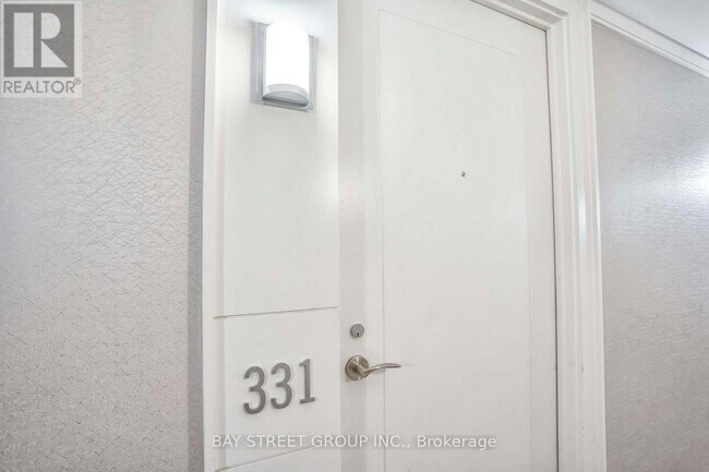 Photo du bâtiment - 830-830 Lawrence Ave W