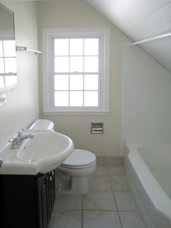 Bathroom with tons of natual light - 1511 7th Ave NW