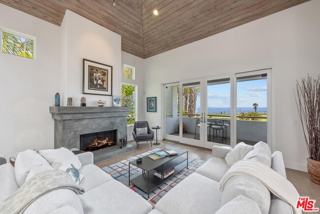 Building Photo - 1312 Shoreline Dr