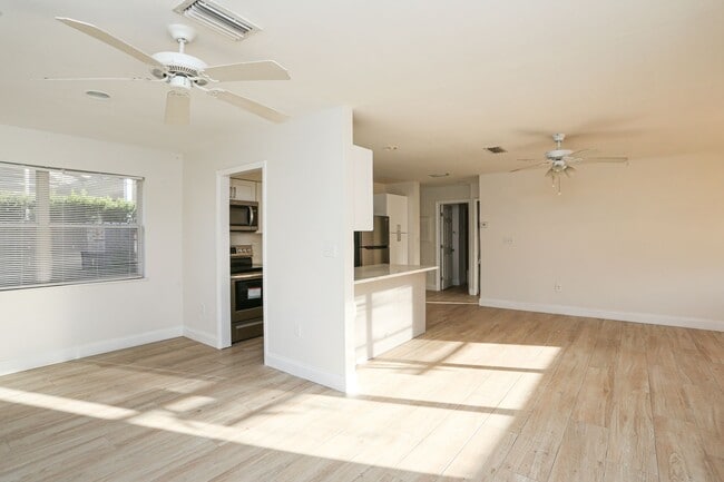 Building Photo - ***NO HOA, QUICK MOVE IN *** NAPLES PARK *...