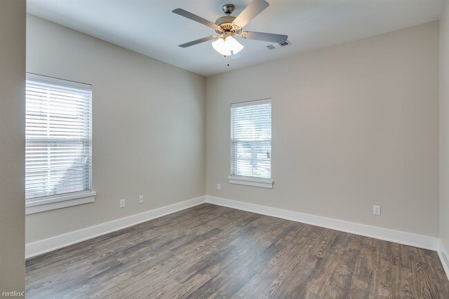 Building Photo - 208 Poplar St