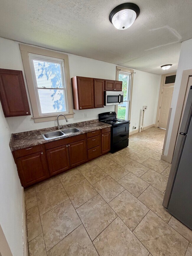 Building Photo - 924 SE 6th St