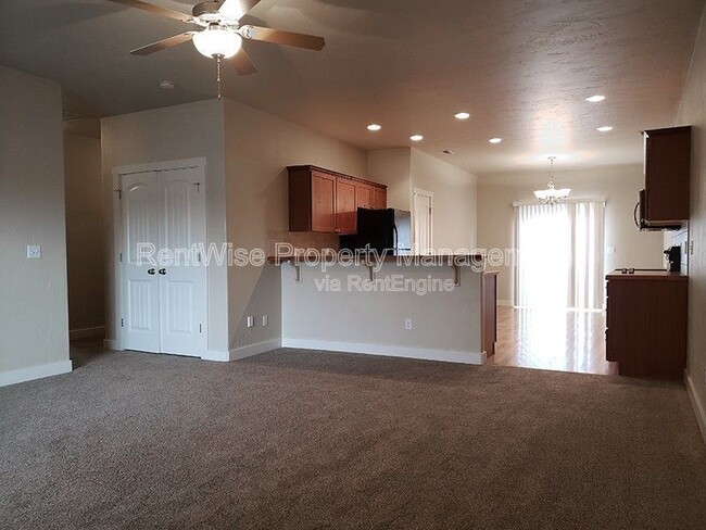 Building Photo - 2754 Vallin Ave N