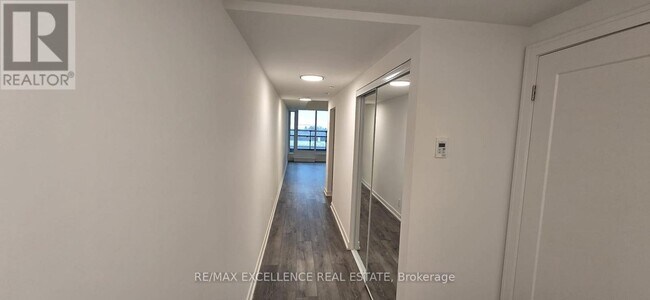 Photo du bâtiment - 2 Manderley Dr