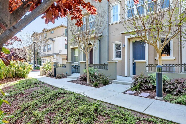 Foto del edificio - TOSCANA TOWNHOME EMBRACES LUXURY LIVING PR...