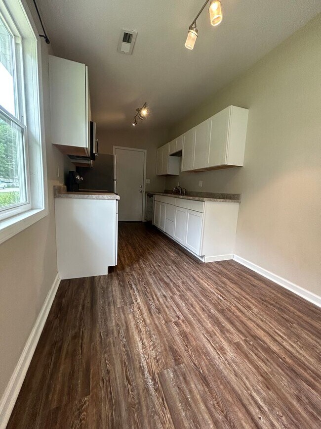 Building Photo - Charming 3 Bedroom Home with Garage & Fenced Yard