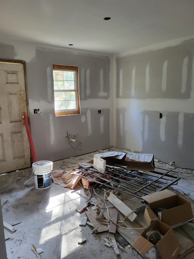 Building Photo - 5467 Queen Mary Ln