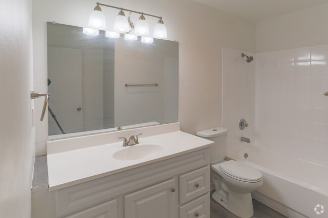 1*1: Bathroom - University Gardens Apartments