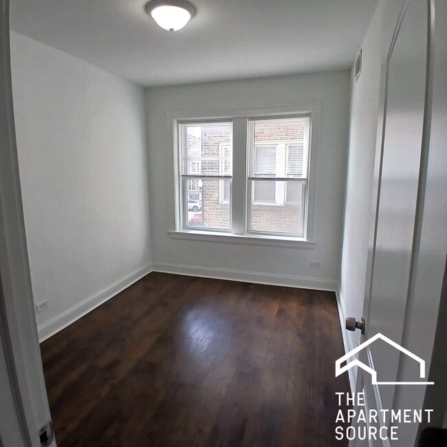 Foto del edificio - 4876 W Armitage Ave