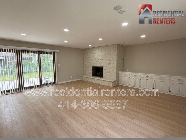 Building Photo - 205 N 165th St