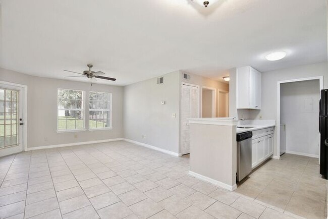 Building Photo - Beautiful 2/2 Cozy Condo with a Covered Pa...
