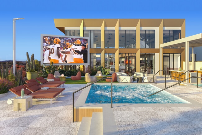 Patio en la azotea con pantalla gigante y jacuzzi. - VERVE Tempe