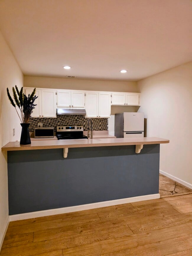Photo - 5414 Newcastle Ave (Encino, CA) Apartment