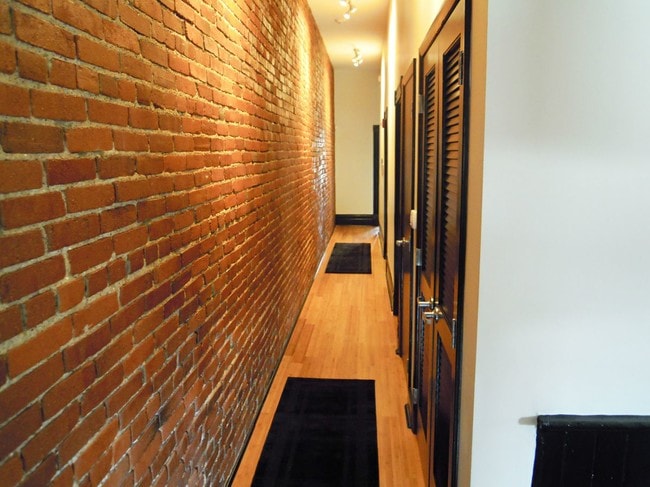 Pasillo - 2010 E Carson St