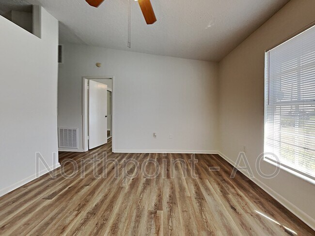 Foto del edificio - 304 W Grant St