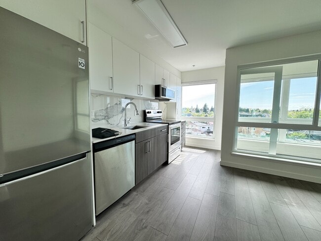 Building Photo - 2551 Kingsway