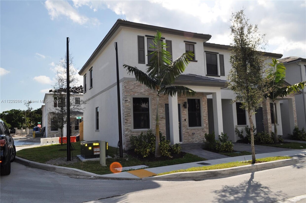 Primary Photo - 1600 SW 28th St