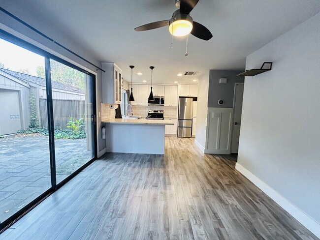 Foto del edificio - 134 Hartnell Pl