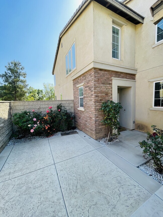 Building Photo - 34391 Hillingdon St