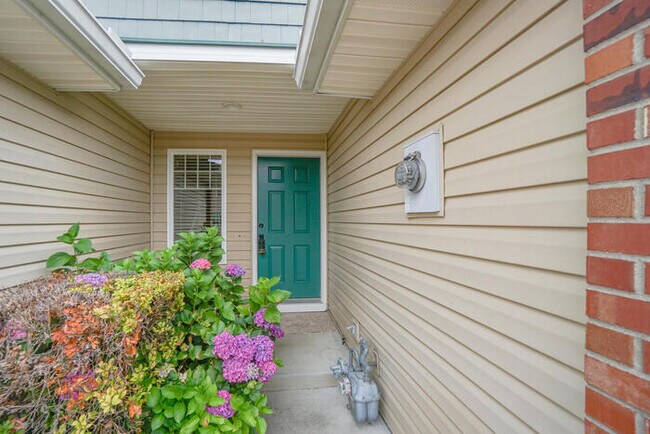 Building Photo - THREE BEDROOM TOWNHOME WITH GARAGE ACROSS FROM SHOPPING AND DINING