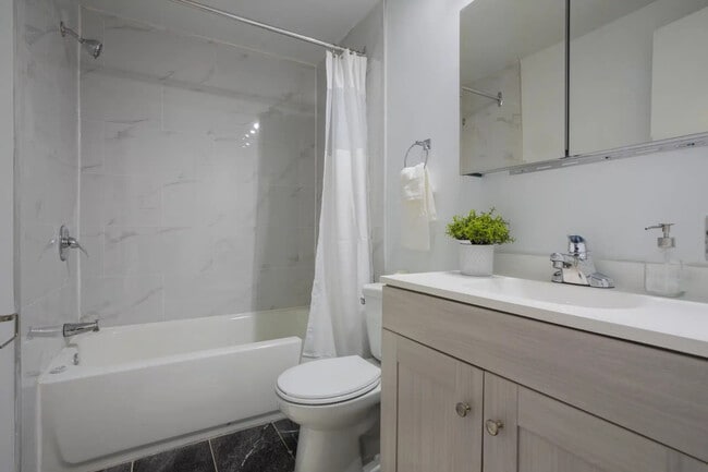 Building Photo - 2700 Thimens