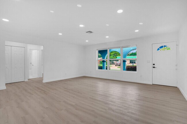 Building Photo - 865 SE Tierra Ct