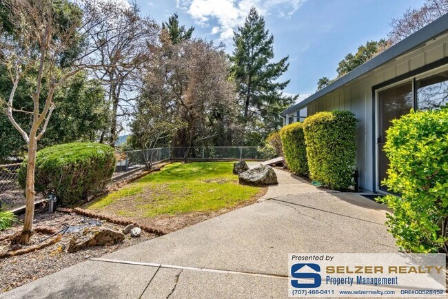 Building Photo - Roomy 3 bd. home in a beautiful Brooktrail...