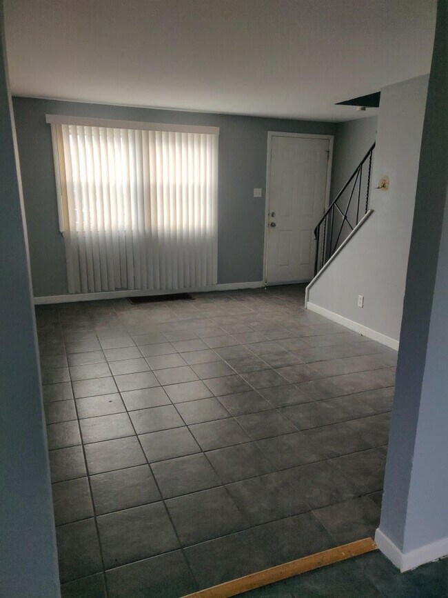 Living Room - 780 Taunton Pl