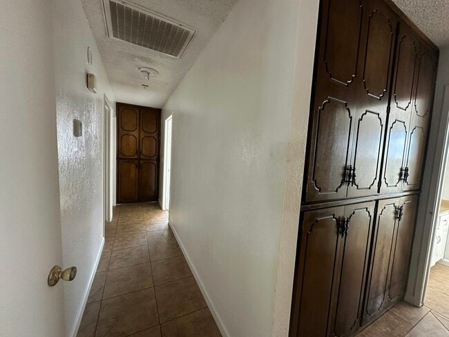 Foto del edificio - 1711 E Paradise Ave