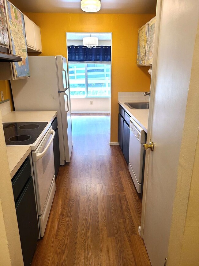Building Photo - 1Bd/1Ba North Juanita Condo