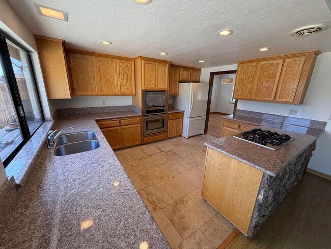 Building Photo - 818 Harrison Dr