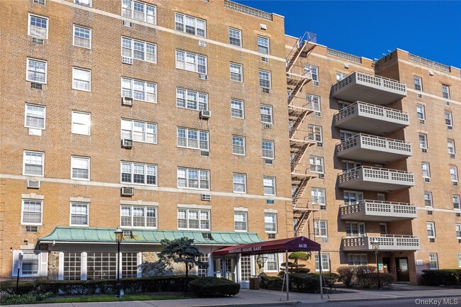 Building Photo - 84-39 153rd Ave