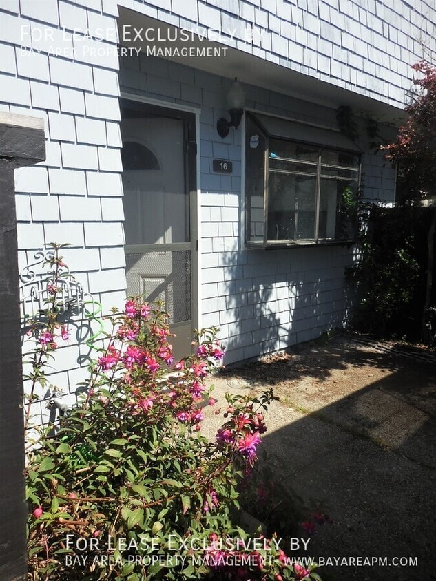 Primary Photo - 16 Cape Hatteras Ct