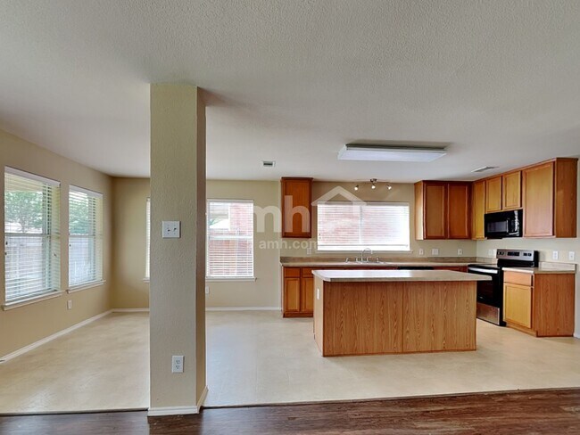 Foto del edificio - 5009 Blackwood Dr