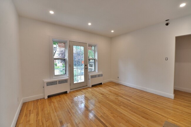 Building Photo - 973 Rue Tait