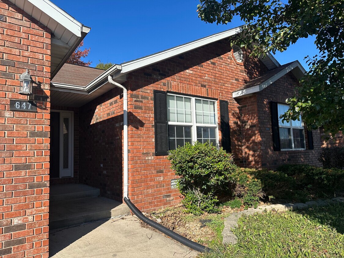 Foto principal - 647 S Hazelnut Ave