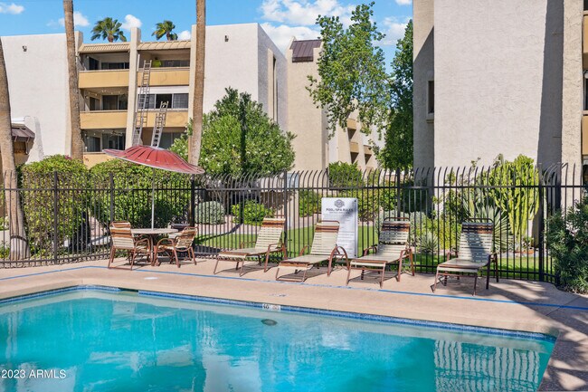 Foto del edificio - 7625 Camelback Rd