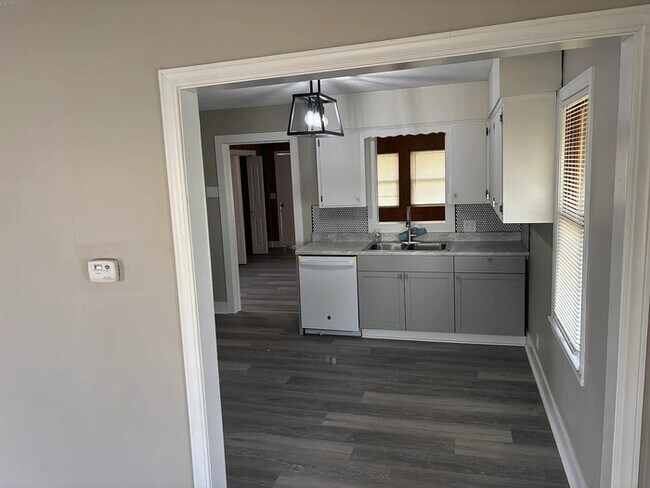 Building Photo - Single family home for rent 2 bed 1 bath detached garage