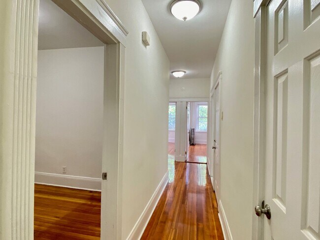 Foto del edificio - Nicely renovated 2 bed for now.