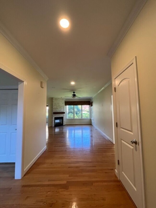 Foto del edificio - Gorgeous, updated 4 bedroom 2 bathroom hom...