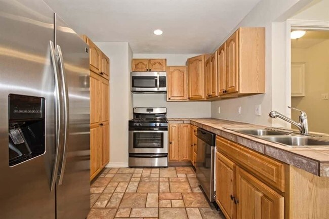 Building Photo - 1607 Mayflower Dr