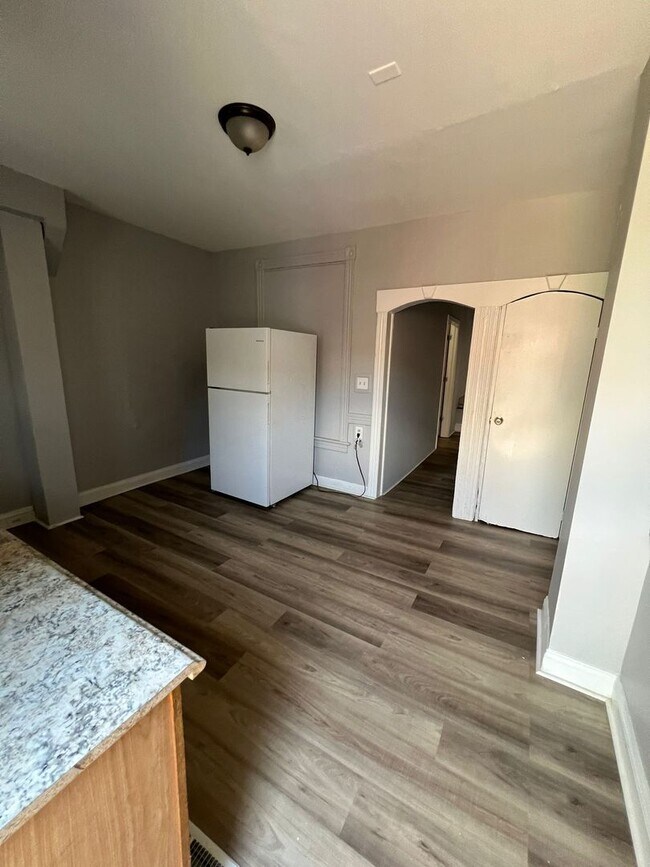 Building Photo - Three Bedroom One Bathroom Ready For ASAP ...
