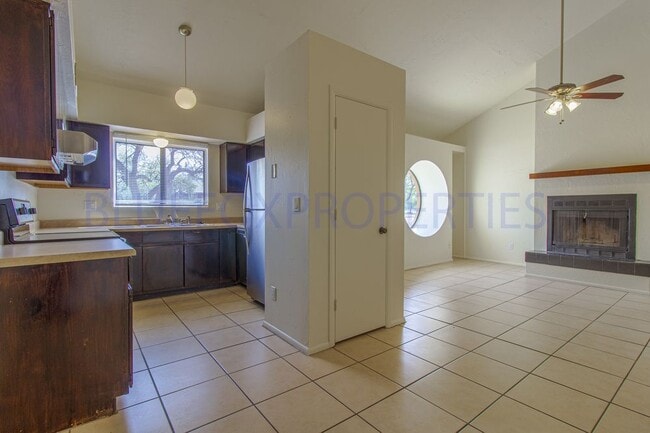 Building Photo - 2-Story w/ Bedroom Loft with a Fenced Yard!