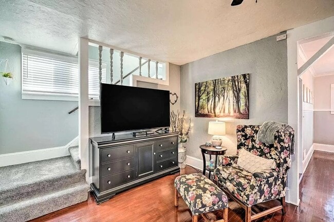 Foto del edificio - 325 W Spring St