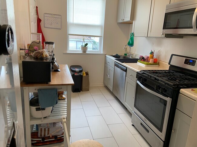 Kitchen - 4857 N Lawndale Ave