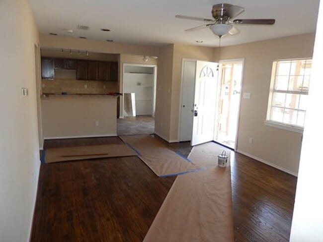 Building Photo - 3 Bedroom, 1 1/2 Bath in Casa View!